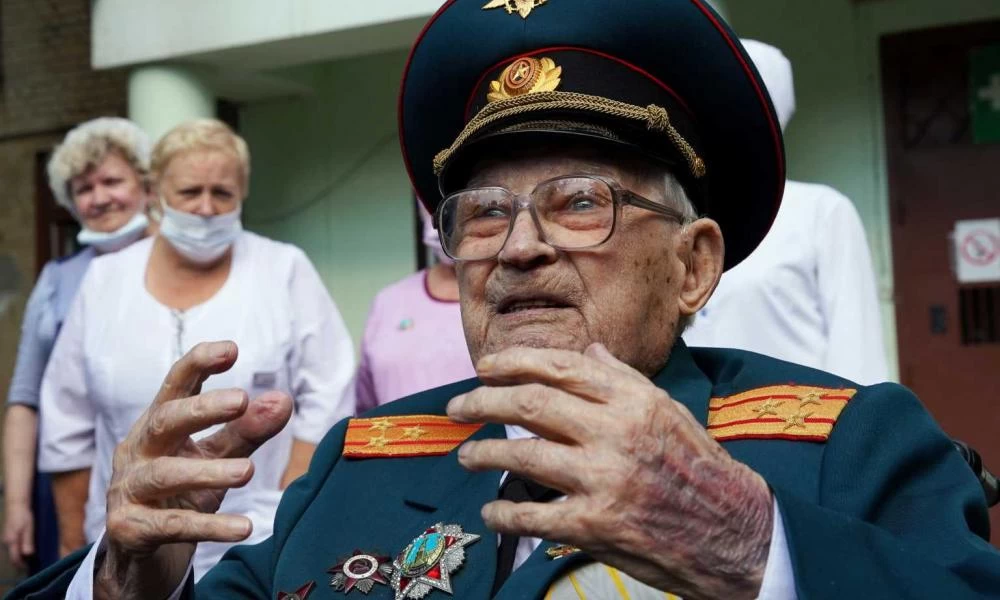 Ρωσία: 102 ετών βετεράνος του Β’ Παγκοσμίου πολέμου νίκησε τον κορονοϊό